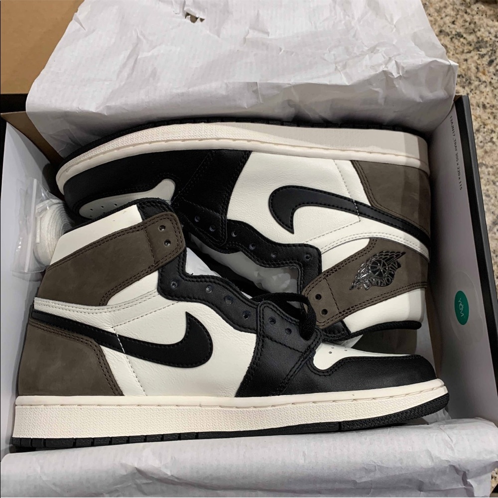 Jordan 1 Dark Mocha size 9